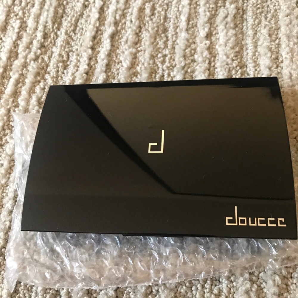 NEW Doucce freematic eyeshadow pro palette smokey - Picture 3 of 5